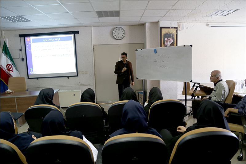 برگزاری چهارمین نشست کمیته بحران در مرکز فارس / دکتر مرادیان مدیریت بحران را به اعضا و مدیران آموزش داد 9