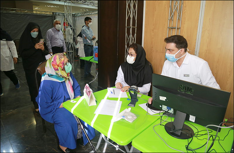 انجام واکسیناسیون کووید 19 در بهداشت و درمان صنعت نفت فارس و هرمزگان 1 3