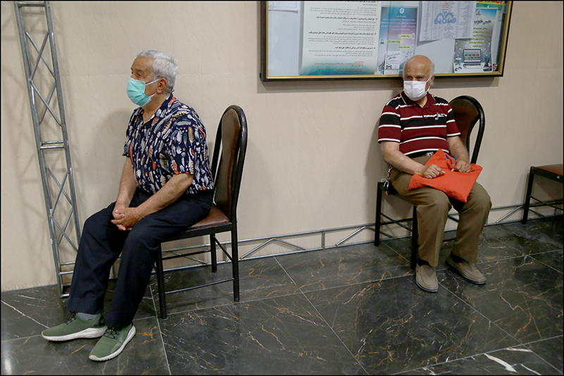 انجام واکسیناسیون کووید 19 در بهداشت و درمان صنعت نفت فارس و هرمزگان 1 15