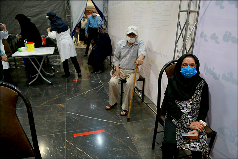 انجام واکسیناسیون کووید 19 در بهداشت و درمان صنعت نفت فارس و هرمزگان 1 16