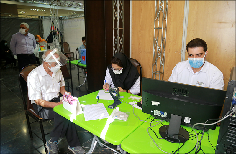 انجام واکسیناسیون کووید 19 در بهداشت و درمان صنعت نفت فارس و هرمزگان 1 33