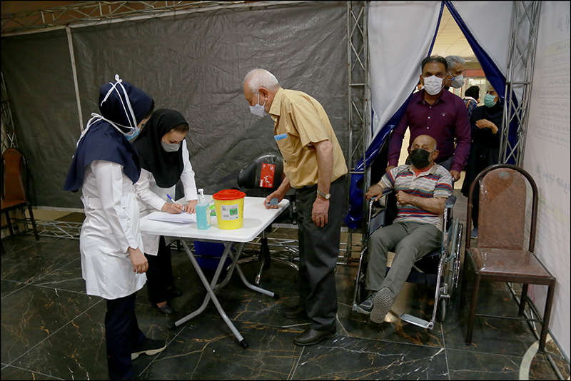 انجام واکسیناسیون کووید 19 در بهداشت و درمان صنعت نفت فارس و هرمزگان 1 38