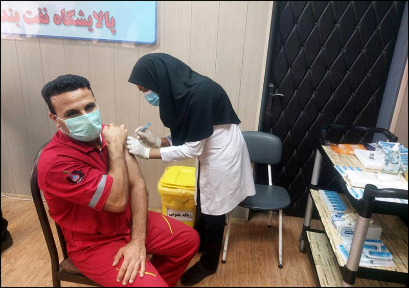 مراکز درمانی منطقه هرمزگان میزبان واکسیناسیون شاغلان و خانواده های صنعت نفت+ گزارش تصویری 2