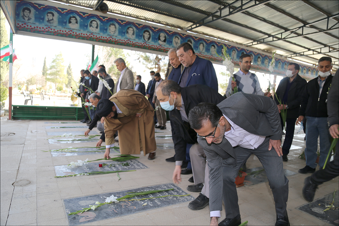 عطرافشانی قبور شهدا دهه فجر 1401 3