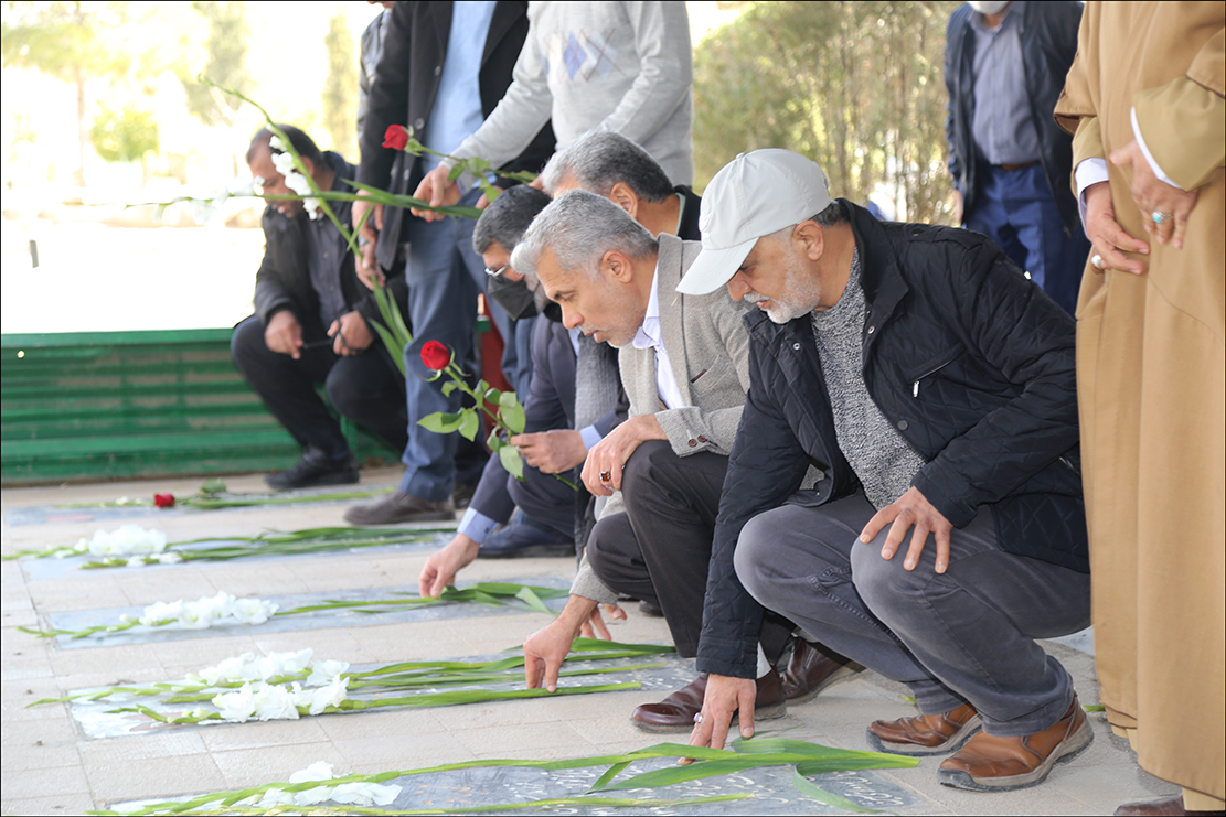 عطرافشانی قبور شهدا دهه فجر 1401 4