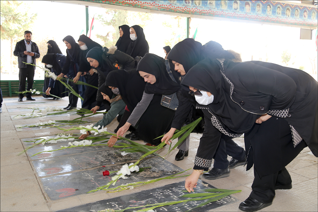 عطرافشانی قبور شهدا دهه فجر 1401 6