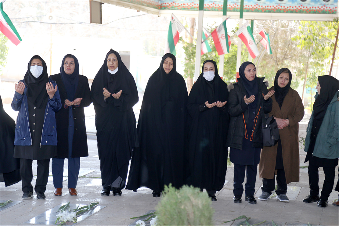 عطرافشانی قبور شهدا دهه فجر 1401 8