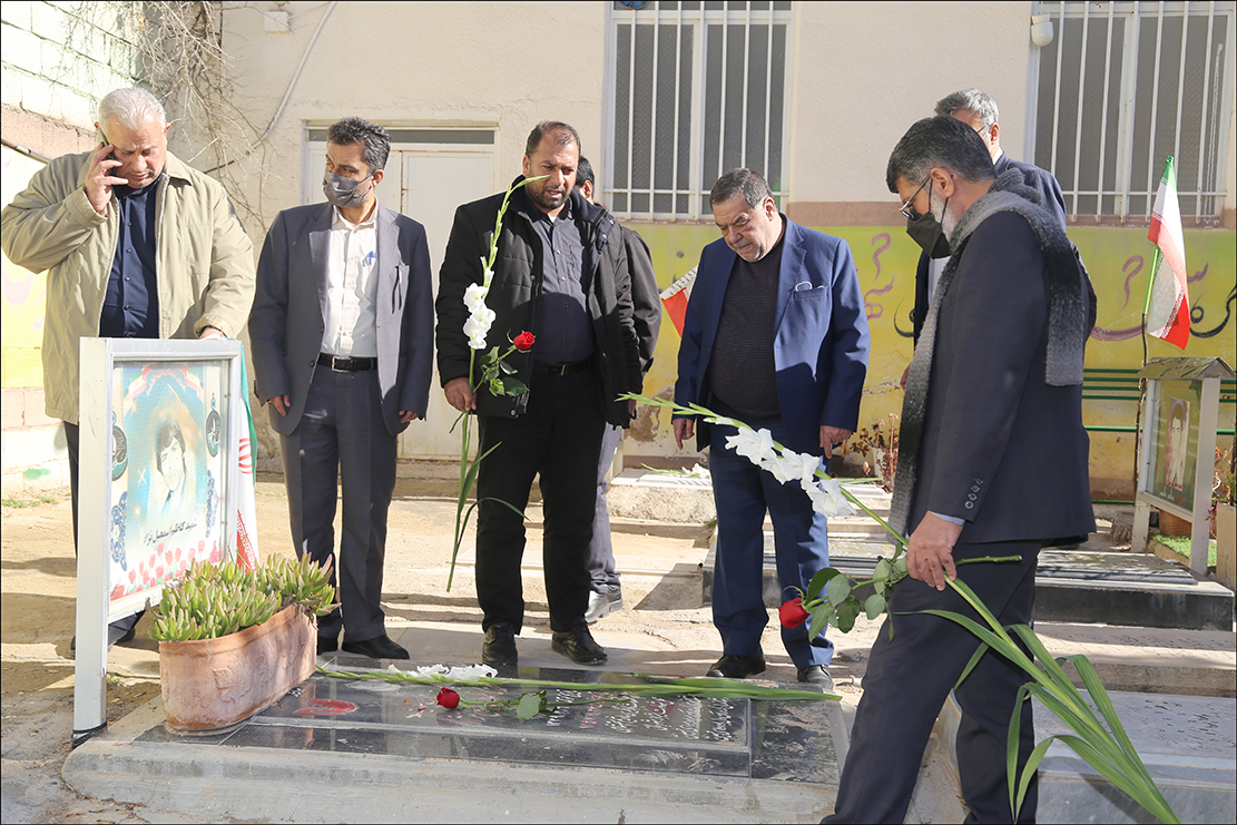 عطرافشانی قبور شهدا دهه فجر 1401 18