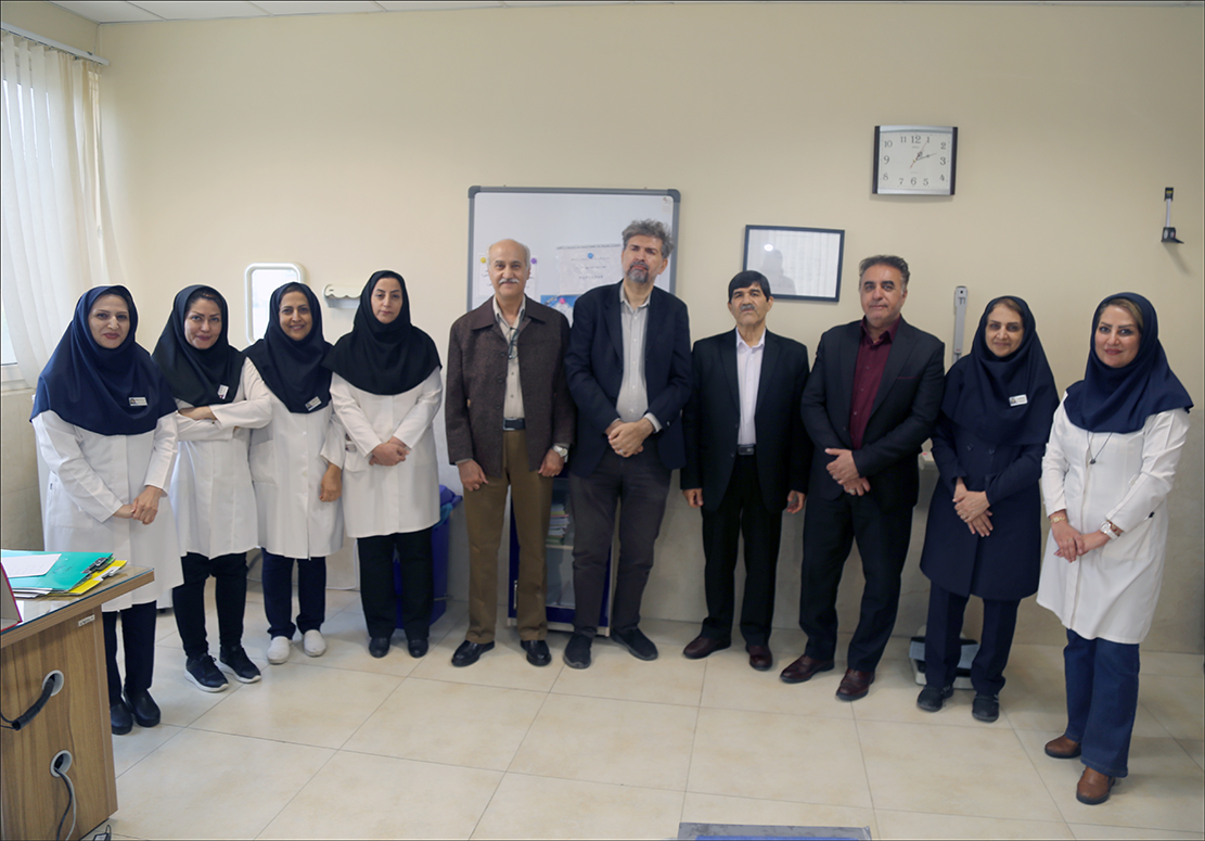 دیدار نوروزی رییس بهداشت و درمان از درمانگاه شماره 2 8