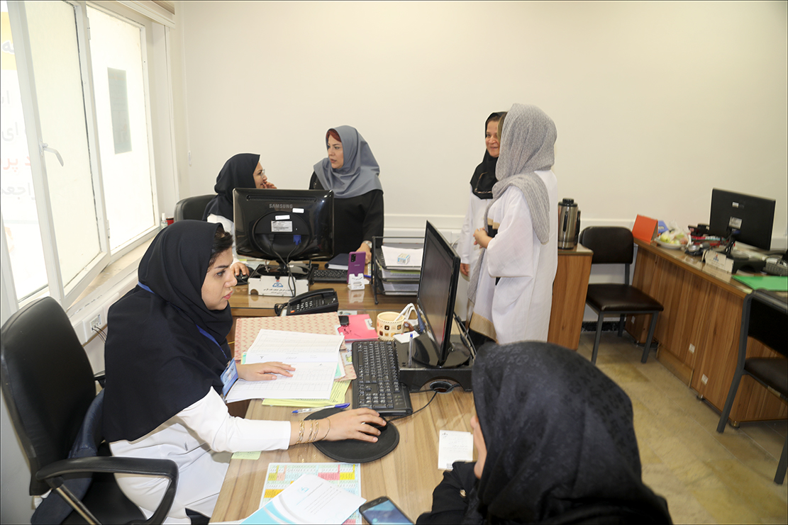 بازدید مسئول مراقبین سلامت سازمان از واحد پرستار خانواده منطقه فارس 6