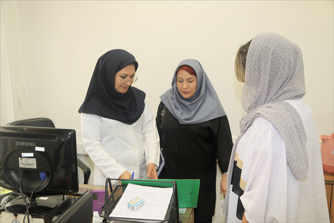 بازدید مسئول مراقبین سلامت سازمان از واحد پرستار خانواده منطقه فارس 7