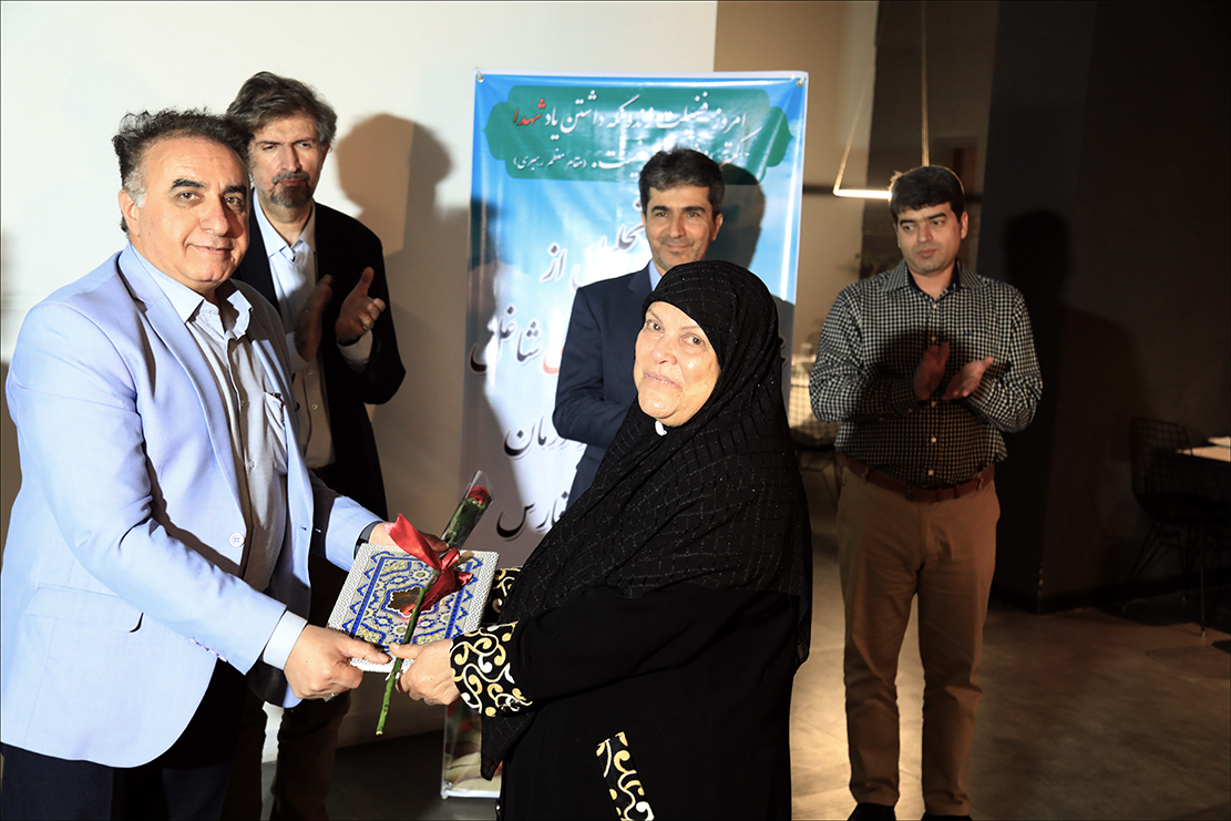 مراسم دیدار و تقدیر از خانواده شهدا به مناسبت گرامیداشت شهدا 4