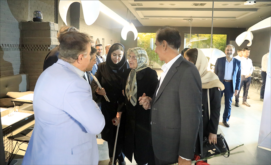 مراسم دیدار و تقدیر از خانواده شهدا به مناسبت گرامیداشت شهدا 11