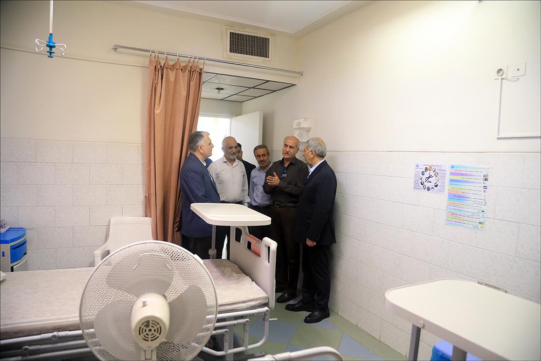 رئیس دانشگاه علوم پزشکی شیراز از بهداشت و درمان صنعت نفت فارس بازدید کرد 22