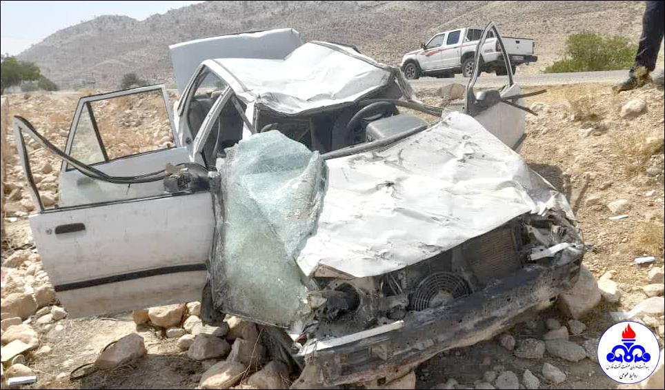 نجات مصدومان حادثه رانندگی منطقه عملیاتی آغار توسط تیم بهداشت و درمان صنعت نفت فارس