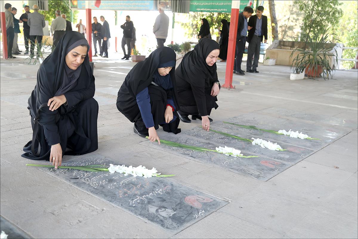 هفته بسیج/زیارت قبور شهدا 7