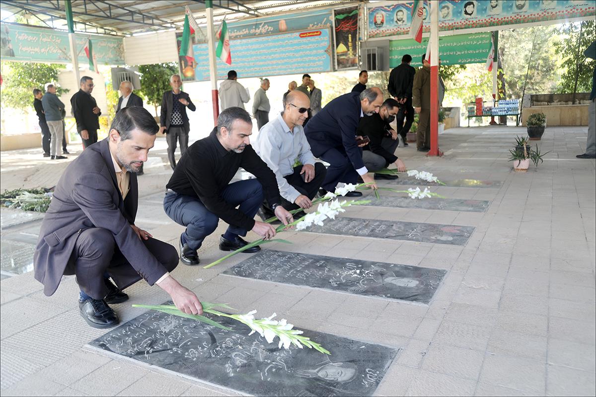 هفته بسیج/زیارت قبور شهدا 6