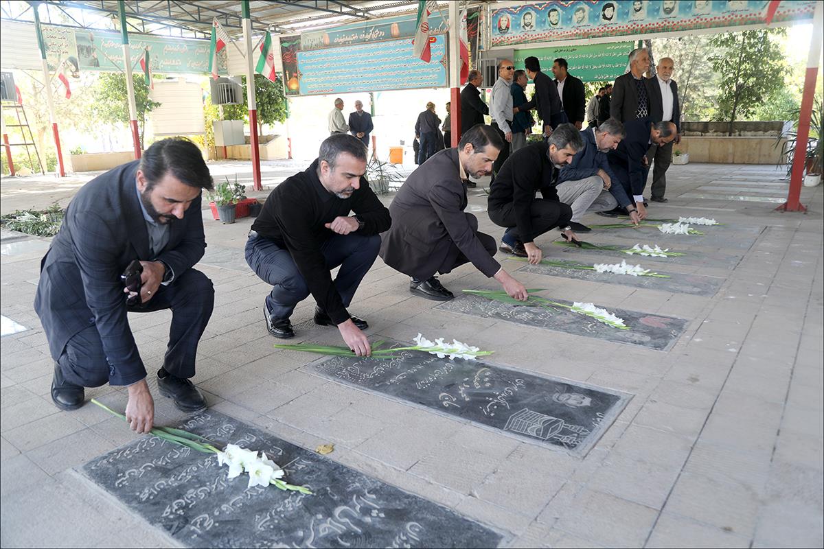 هفته بسیج/زیارت قبور شهدا 5