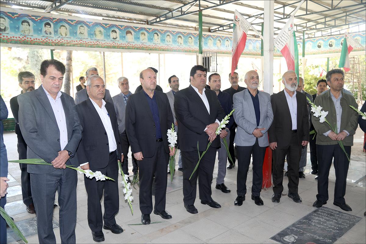 هفته بسیج/زیارت قبور شهدا 3