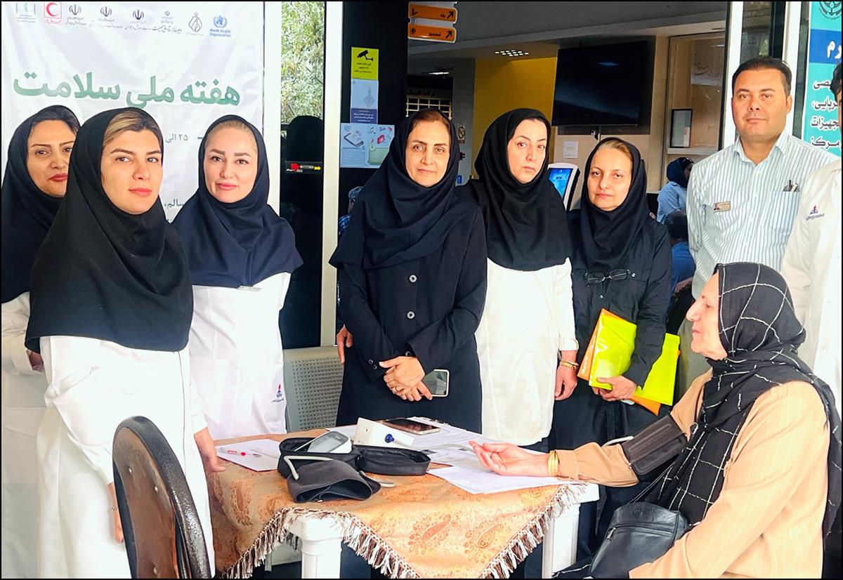هم‌افزایی واحدهای درمانی در ترویج فرهنگ فرزندآوری/ برپایی میز خدمت سلامت در سه مرکز درمانی منطقه فارس 7