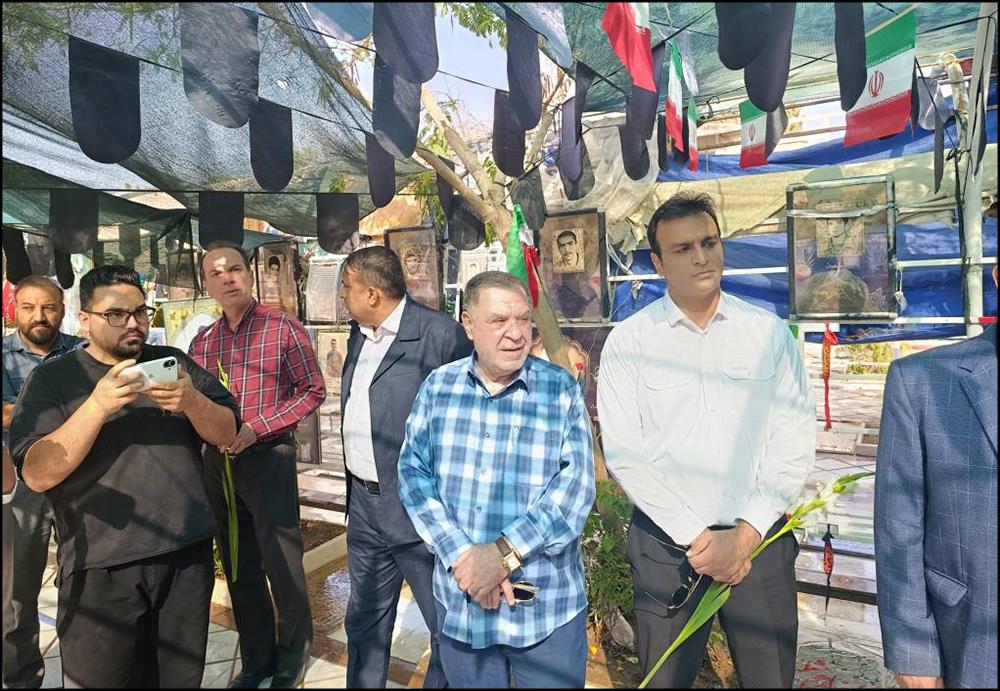 تجدید میثاق با شهدای دفاع مقدس؛ گلباران قبور شهدای جنگ رمضان در صنعت نفت فارس 8